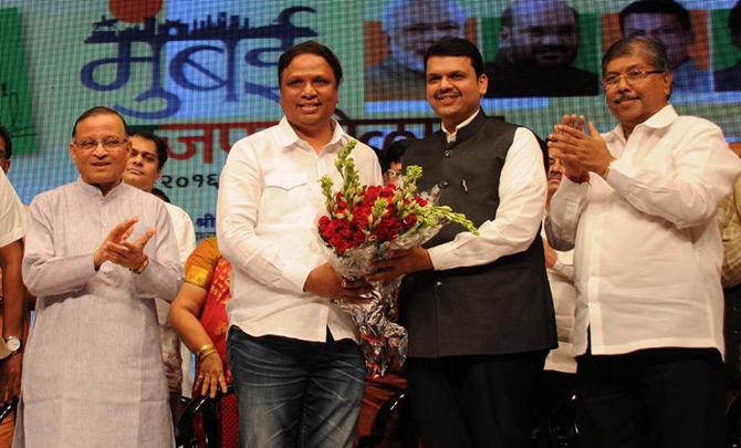 Ashish Shelar hails from a humble background. He was raised in a chawl system dwelling in Sindhudurg before his family moved to Bandra. Shelar joined the Rashtriya Swayamsevak Sangh (RSS) during his school days and later became part of the ABVP during his college days. He successfully rose to the rank of Mumbai Secretary of ABVP.
