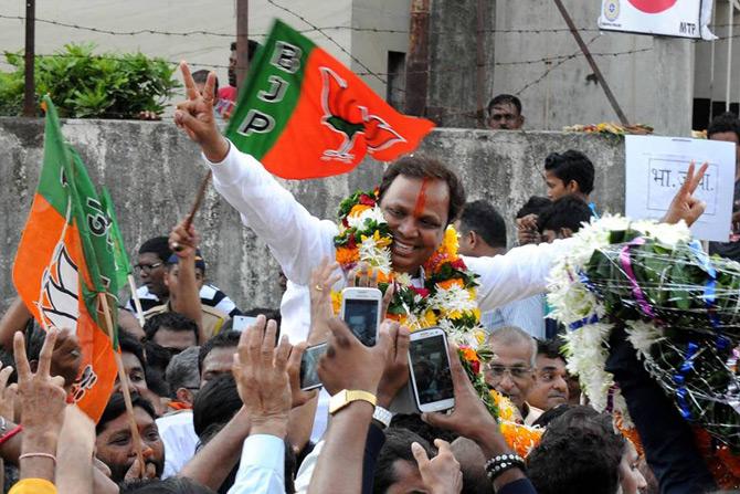 Bharatiya Janta Party Mumbai president Ashish Shelar was born on October 3, 1972, in Sindhudurg. He moved to Mumbai and settled in Bandra with his parents while he was still a child. Through hard work, grit, and determination, Shelar quickly rose through the ranks and carved a name for himself in the world of politics.