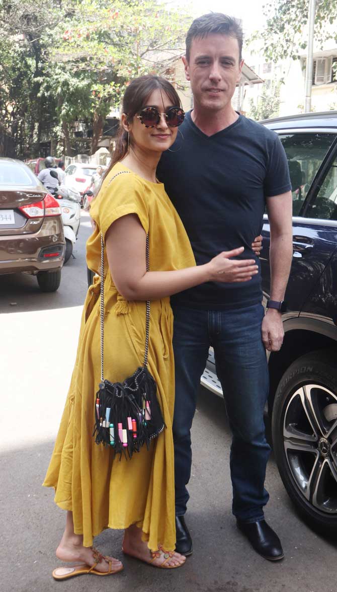 Ileana D'Cruz was spotted with boyfriend Andrew Kneebone strolling the streets of Bandra, Mumbai. All pictures/Yogen Shah