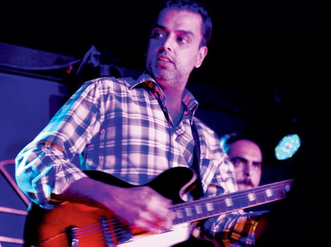 While Milind Deora was in Delhi and navigating the corridors of power in the country's capital, he started a band called Tightrope which he put to rest in 2013. In 2018, Milind Deora formed Third Degree and revived his career as a guitarist.
In photo: Milind Deora playing at a gig!