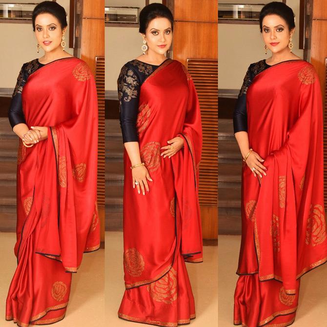 In the picture, Amruta Fadnavis looks beautiful and elegant, as she carries herself with sheer grace in a beautiful red saree.