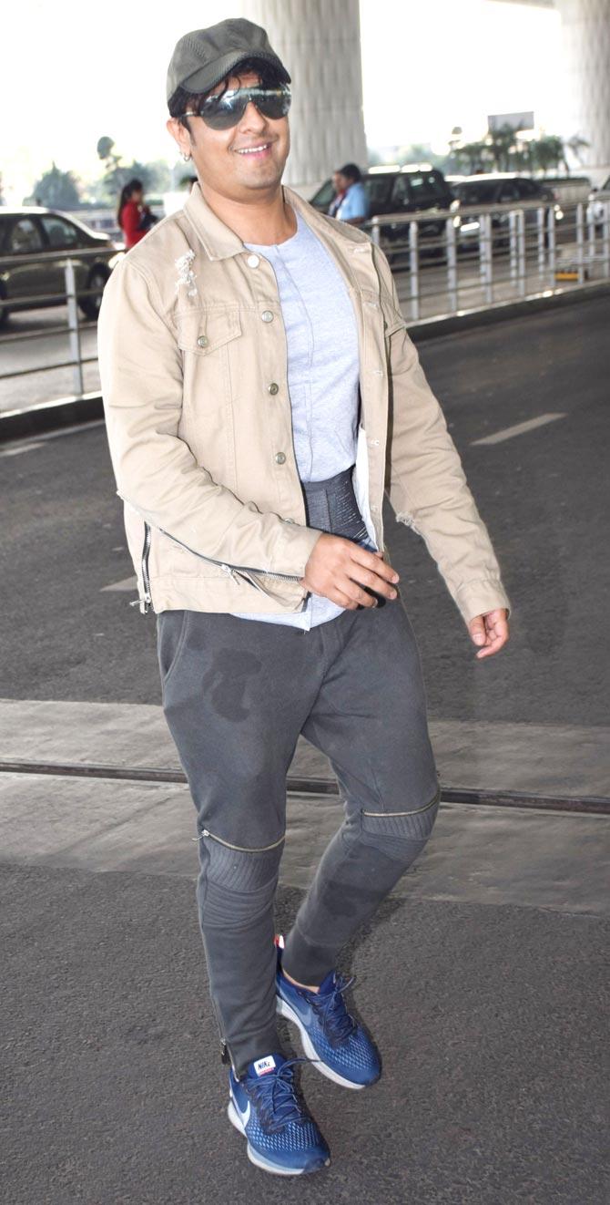 Sonu Nigam was also spotted at the Mumbai airport. 
