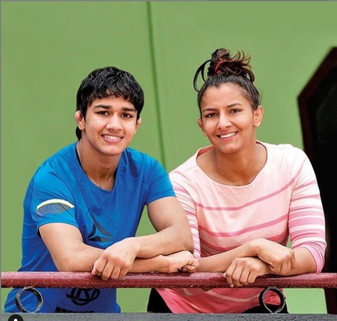 The Phogat sisters: The famous Phogat sisters on whom even a super-hit Bollywood has been made are freestyle wrestlers. Geeta Phogat is India's first gold medal winner in the Commonwealth Games. She is also the first Indian female wrestler to qualify for the Olympics. Babita Kumari Phogat is also a gold medallist in the 2014 Commonwealth Games and 2018 Commonwealth Games. The third Phogat sister, Vinesh Phogat, became the first Indian woman wrestler to win gold in both Commonwealth and Asian games.
In Pic: Babita Phogat (left), Geeta Phogat (Right)