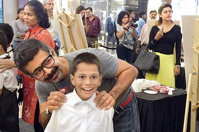 Artist Arzan Khambatta with a student