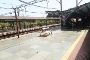 Mumbai: Roofless Central Railway platforms set to singe commuters