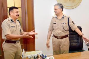 Subodh Jaiswal gives Mumbai cops more horsepower in his last act as CP Outgoing State DGP Datta Padsalgikar (right) hands over charge to DGP Subodh Kumar Jaiswal
