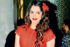 Isha Koppikar ridiculed for her comment on Ajith and Rajinikanth