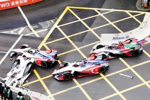 Formula E: Three cars crash out in five minutes!