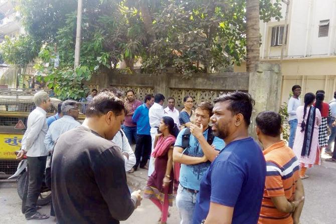 Several investors cheated by Sainergy cabs gathered outside the Vikhroli station on Saturday to speak to cops about their losses, urging them to take strict action.
