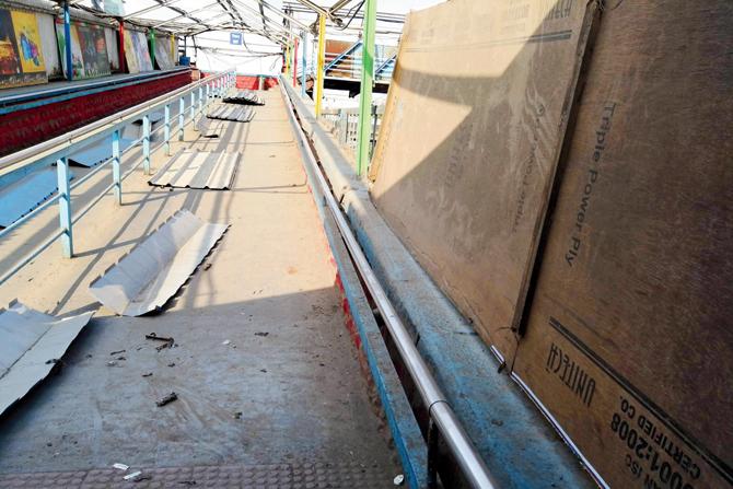 On Western Railway, foot overbridges at Matunga Road and Bandra (top) Stand dangerously over WR