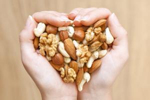 Handful of nuts daily can boost memory in elderly, finds new study