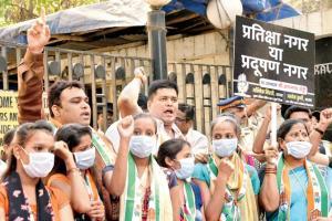 Congress workers protest over pollution at Pratiksha Nagar