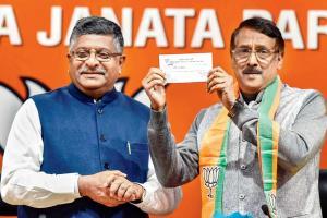 Sonia Gandhi's key aide Vadakkan joins BJP, attacks Congress