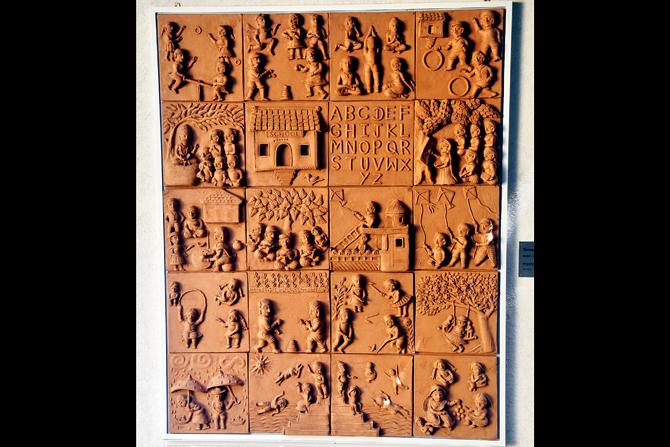 A terracota panel depicts daily life in a village in India portrayed through its children. Mukherjee spotted this craftsman when he was displaying his works at an exhibition at Coomaraswamy Hal inside CSMVS, and requested him to create a special panel for the Children’s Museum.