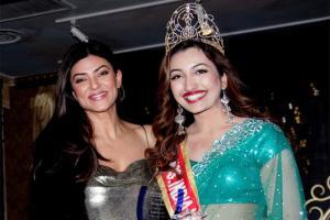 Sushmita Sen honored Miss India Worldwide Shree Saini with an award