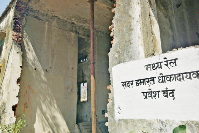 The old 1500V Direct Current sub-station between Vikhroli and Kanjurmarg has been marked dangerous in bold letters, warning everyone to stay away from it but has not been demolished