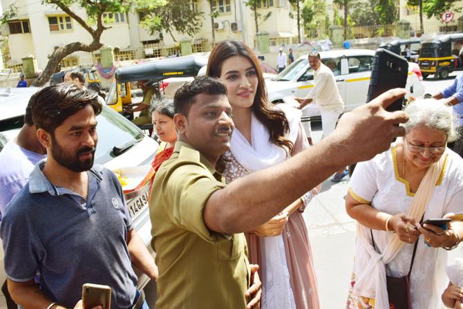 Kriti Sanon obliges a fan with a selfie outside the temple