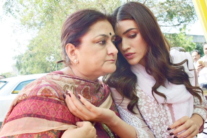 Kriti Sanon clicked at Shiv Temple in Santacruz with her mother