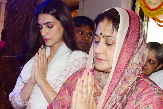 Kriti Sanon clicked at Shiv Temple in Santacruz with her mother