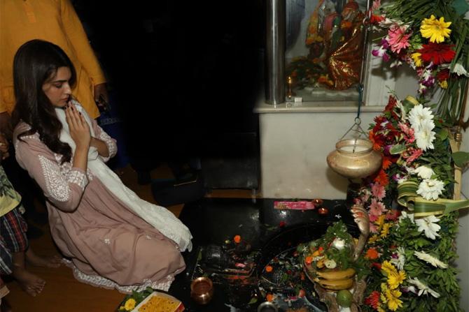 Kriti Sanon clicked at Shiv Temple in Santacruz
