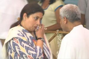 Smriti Irani gets emotional at last rites of Manohar Parrikar in Goa