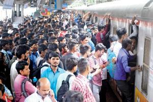 Mobile thefts at crowded stations, in trains rise to 3,100 pc in 6 yrs
