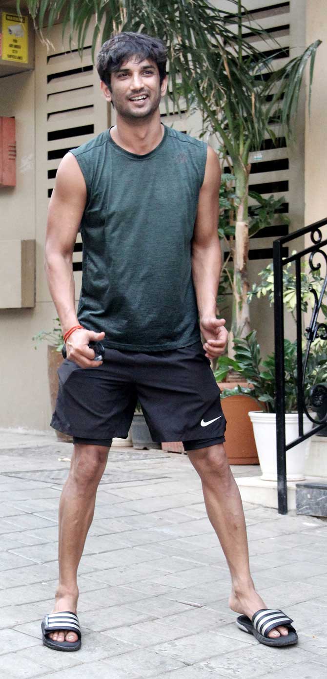 Sushant Singh Rajput gave a thumbs up to the paparazzi when clicked in Bandra, Mumbai. 