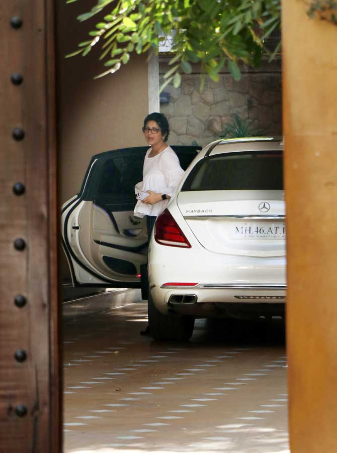 Sonali Bendre was also spotted in the city. The actress recently talked about her crusade against cancer and how Bollywood actress and cancer survivor Manisha Koirala has been a big help. 