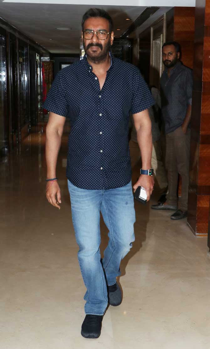 Ajay Devgn along with his De De Pyaar De co-stars Tabu and Rakul Preet Singh attended a promotional event of their film at a plush hotel in Juhu, Mumbai. Apart from the trio, Alok Nath, Javed Jaaferi and Jimmy Shergill in key roles. Helmed by Akiv Ali, the film revolves around 50-year-old Ashish (played by Ajay), a divorcee who falls for 26-year-old Ayesha, the character played by Rakul. In the film, Tabu plays Ajay's ex-wife. All pictures/Yogen Shah
