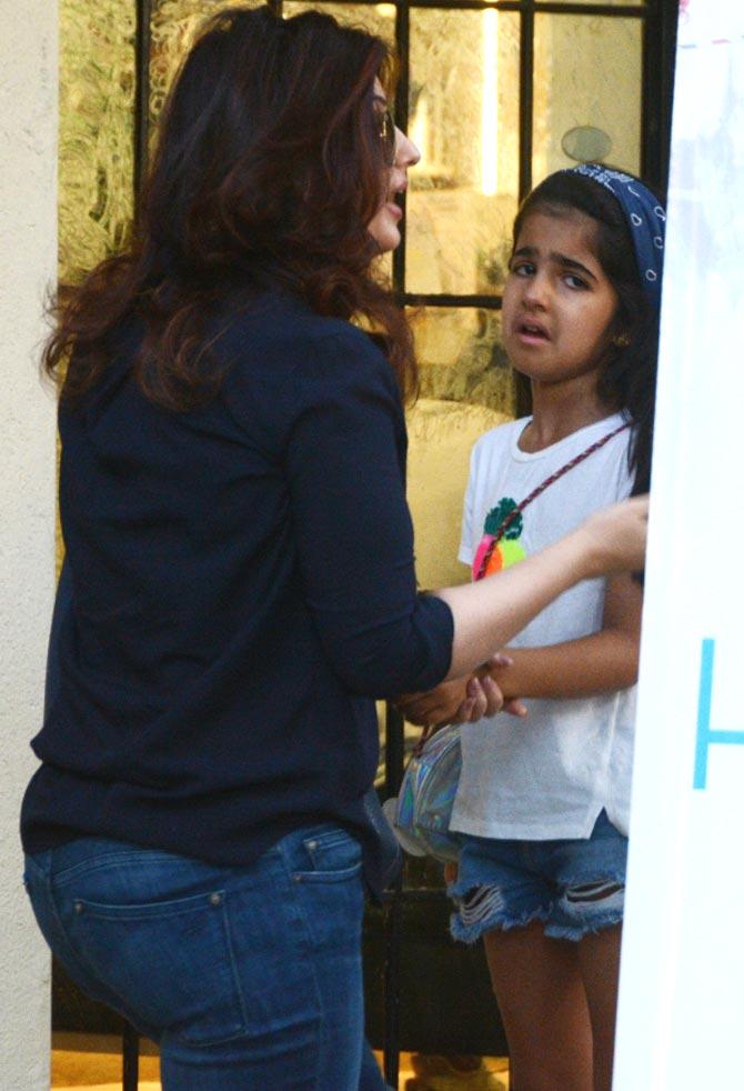 Twinkle Khanna was spotted with daughter Nitara Bhatia at a popular salon in Juhu, Mumbai. It seems like the mother-daughter duo was out on a spa together when clicked by the paparazzi in the city. Twinkle sported a casual look - a basic black shirt, paired with blue denim and tan coloured gladiators. All pictures/Yogen Shah