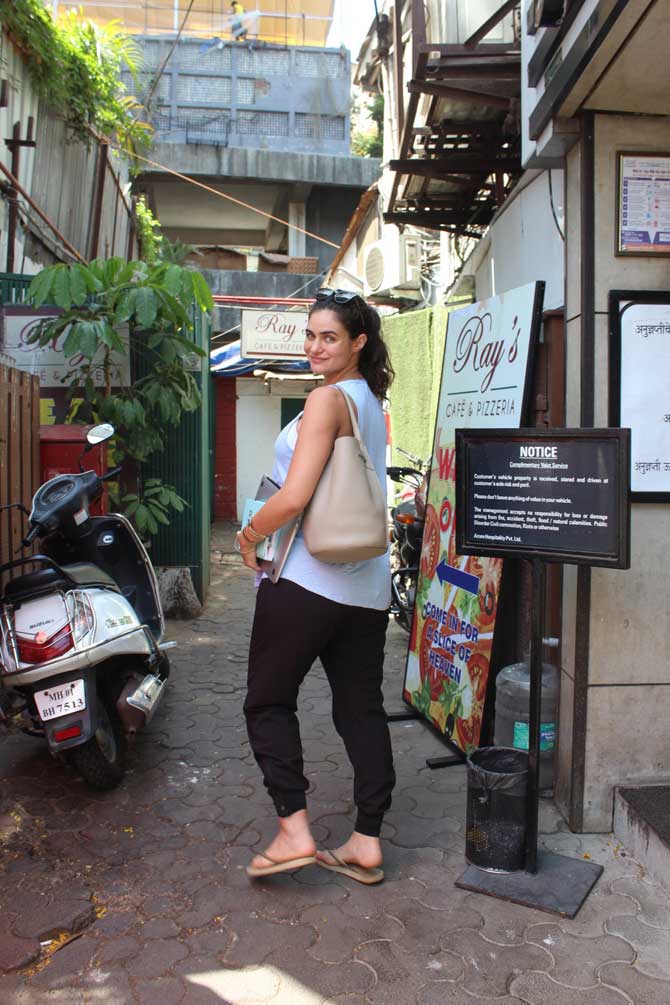 Gabriella Demetriades was spotted happily posing for the paparazzi in Bandra, Mumbai. It seems like mommy-to-be was out for a daily stroll, and she opted for casual attire for the outing. All pictures/Yogen Shah
