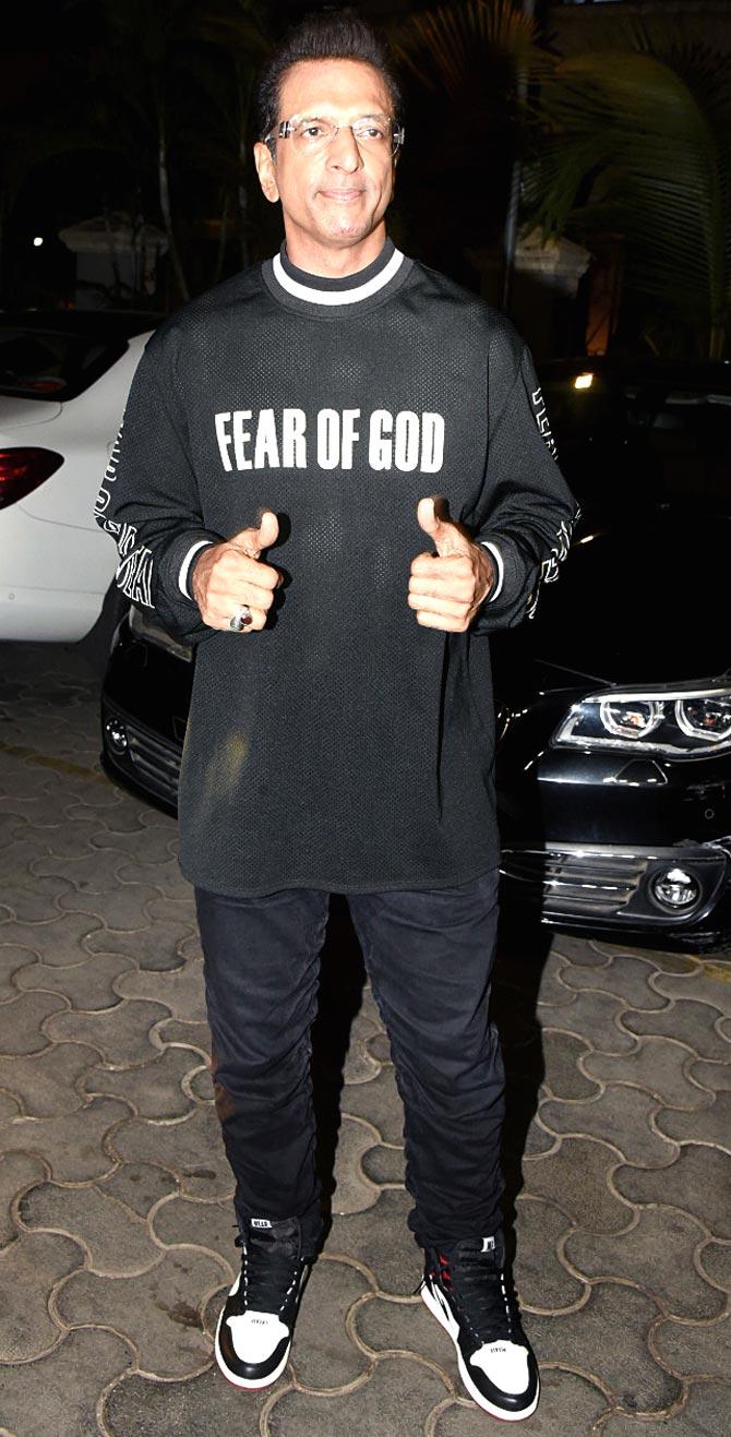 Jaaved Jaaferi gives a double thumbs up as he poses for the photographers at the special screening of De De Pyaar De in Andheri.