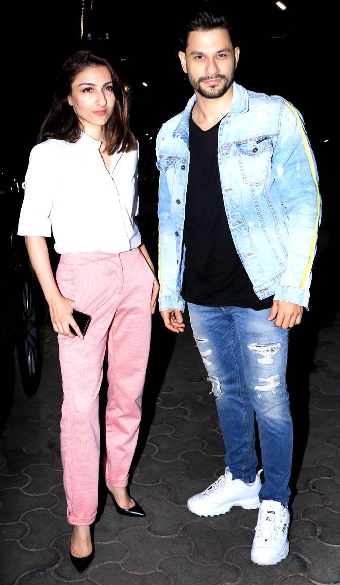 Kunal Kemmu and wife Soha Ali Khan also attended the special screening of De De Pyaar De at the Andheri multiplex. Kunal wore a denim jacket and black tee with denim, while Soha looked pretty in her white top and pink pants.