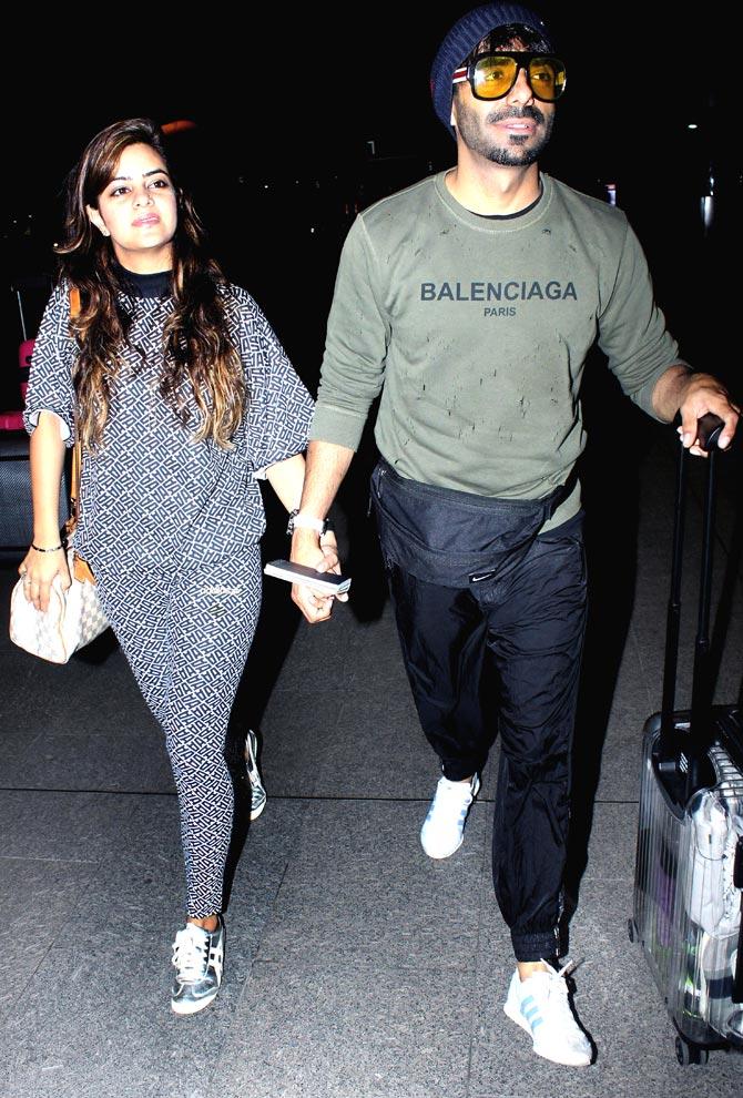 Aparshakti Khurana was also clicked with wife Akriti Khurana at the Mumbai airport. 