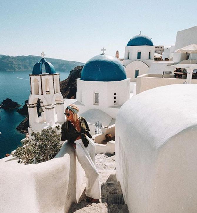 This picture was taken in Oía, Kikladhes, Greece. Lauren captions it as 'First time I visited Santorini I was so in love with every sight, haven’t had this feeling for a while, but we just spent our first day exploring Seoul & I’m full of love & excitement. I’m feeling re-inspired'
