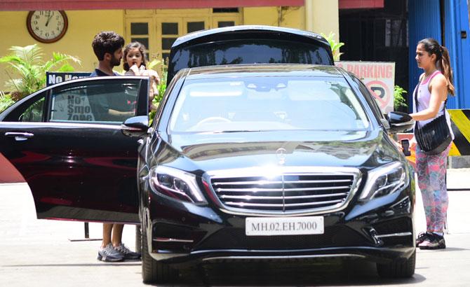 Shahid and Misha were accompanied by Mira Rajput Kapoor as well. The trio seemed to be going to the gym together in Bandra. Mira Kapoor looked fit in her gym outfit and her hair tied in a ponytail.
