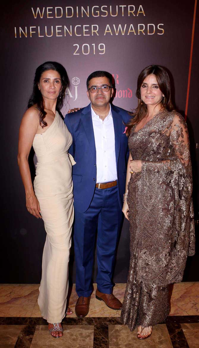 Mehr Jesia and other guests at the wedding influencer award gala poses for the photographers.