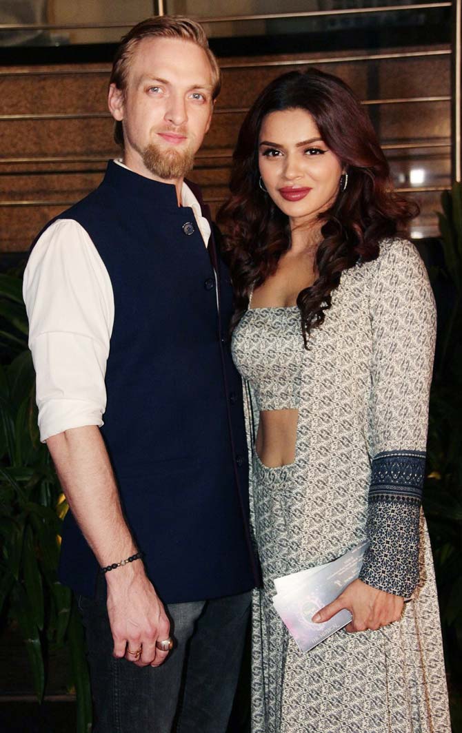Aashka Goradia came in with her husband Brent Goble for the musical event. Aashka looked stunning as ever in a semi-traditional outfit.