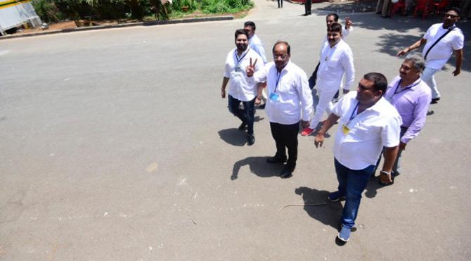 BJP leader Gopal Shetty with party workers walking towards the counting venue. Gopal Shetty is indulged in a high-profile battle with Urmila Matondkar from the Mumbai North Constituency.