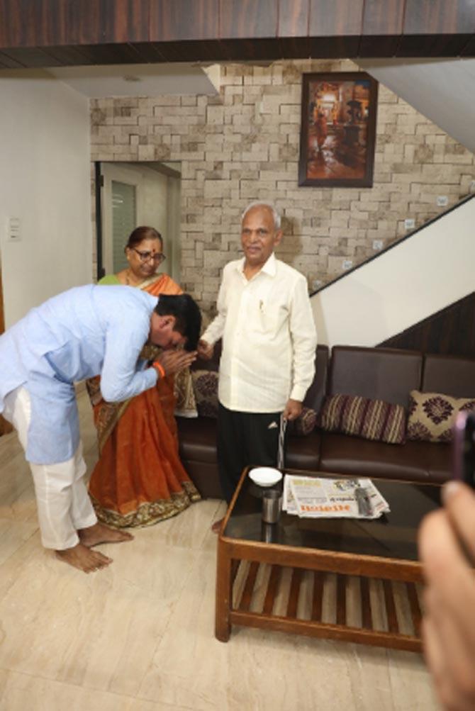 Shiv Sena leader Rahul Shewale takes blessings from his parents on the eve of counting day in the 2019 Lok Sabha Elections.