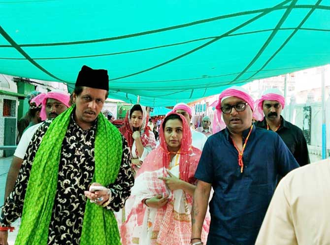 Rani Mukerji visited the famous Ajmer Sharif Dargah along with her brother Raja Mukerji. Rani is currently in Rajasthan shooting for her upcoming film Mardaani 2. The actress wore a white salwar kameez, while Raja was seen in a blue kurta and white pyjama.