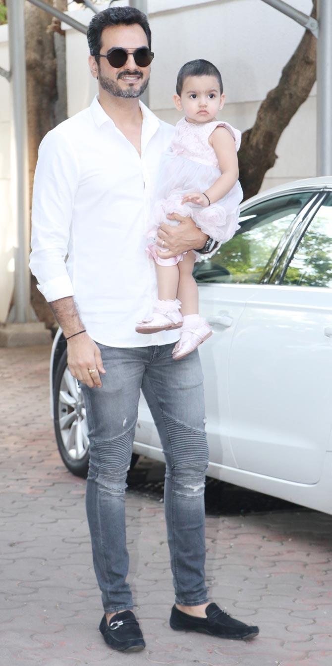 Esha Deol's husband Bharat Takhtani came in with his little daughter Radhya for the birthday party of Viaan Raj Kundra. 