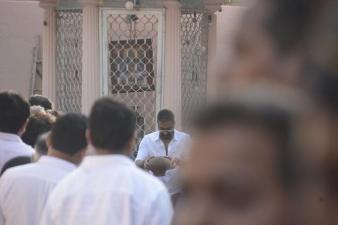 Veeru Devgan had choreographed fight and action scenes in many iconic films. His filmography includes films like Inkaar (1977), Mr Natwarlal (1979), Kranti (1981), Himmatwala (1983), Shahenshah (1988), Tridev (1989), and many more.
Pictured: Ajay Devgn performs the last rites of father Veeru Devgan.