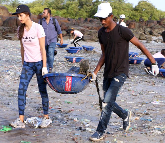 Actor, producer, and environmentalist Dia Mirza and social activist Afroz Shah were seen cleaning a beach in order to beat plastic pollution ahead of World Environment Day in Mumbai.
In pic: Volunteers carry plastic waste from the beach as they promote the ban of single-use plastic.