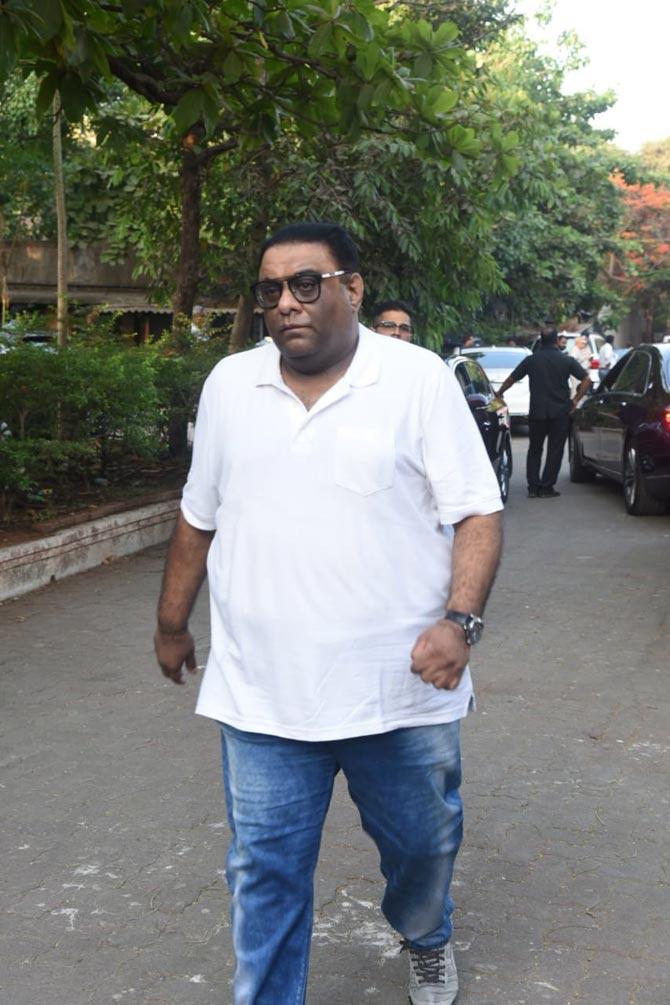 Sajid Samji also came in to offer condolences at Veeru Devgan's funeral at Vile Parle crematorium.