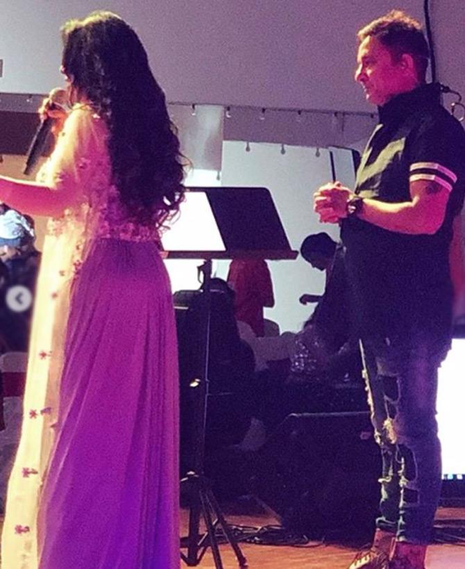 Amruta Fadnavis took to Instagram to share inside photos of the musical event at Tampa, USA and we must say that Amruta, who is a trained classical singer mesmerised the crowd with her soulful performance.
In pic: Amruta Fadnavis performs with Bollywood singer Sukhwinder Singh.