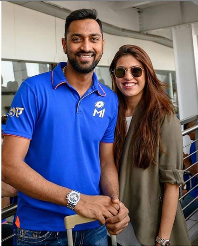 Another picture of the lovely couple Krunal Pandya and Pankhuri Sharma Pandya at the airport. This picture was clicked before a match between Mumbai Indians and Kings XI Punjab.