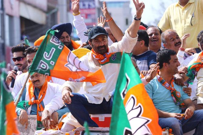 Bobby Deol accompanied Sunny Deol at the road show which passed through Gurdaspur and Pathankot roads. 