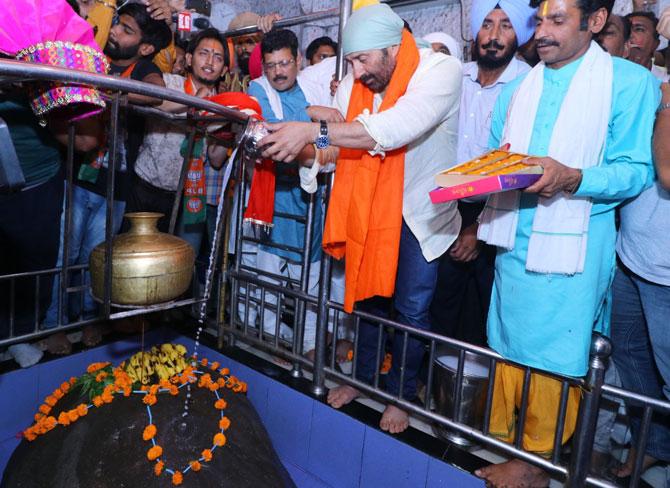 Bollywood actor Sunny Deol, the BJP candidate from the Gurdaspur Lok Sabha seat on Thursday offered prayers at the Gurdwara Dera Baba Nanak at Gurdaspur before hitting the campaign trail. Accompanied by BJP leader Kamal Sharma, Deol offered prayers at the Gurdwara Dera Baba Nanak and had a glimpse of the Gurudwara Kartarpur Sahib in Narowal district of Pakistan through binoculars installed at 'darshan sthal'