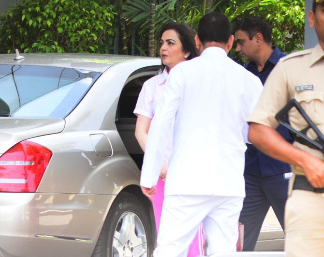 Industry bigwigs such as Mukesh Ambani with wife Nita Ambani and son Anant Ambani, Ratan Tata were spotted at Mumbai airport to attend Prime Minister Narendra Modi's swearing-in ceremony on Thursday